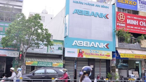 Ngân hàng ABbank bị 2 đối tượng bịt mặt vào hô lớn, đe dọa cướp tiền không thành.