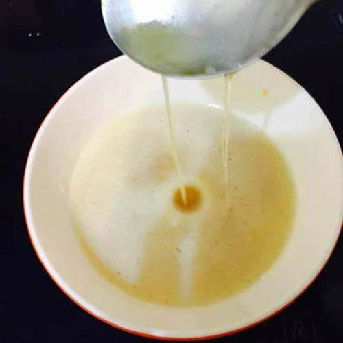 Cho các nguyên liệu trên vào bát rồi khuấy đều đến khi thu được hỗn hợp đồng nhất.