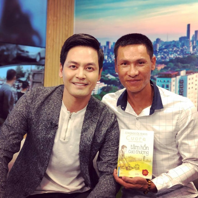 Tài xế Đỗ Văn Tiến và MC Phan Anh.