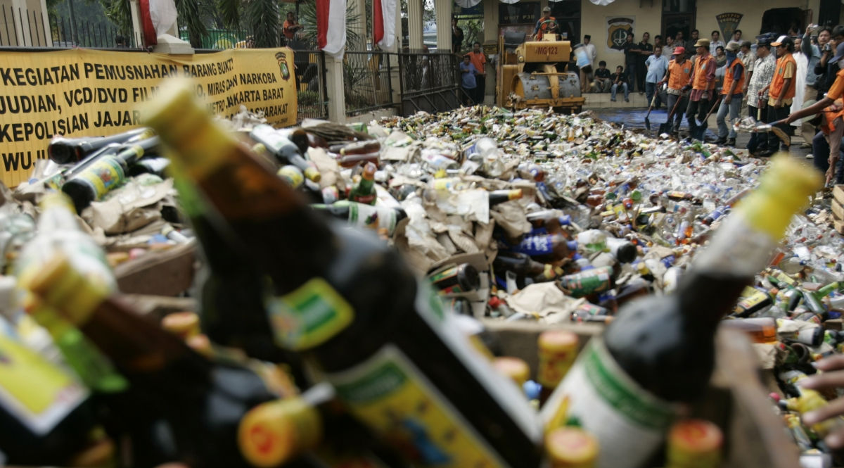 Ít nhất 16 người đã thiệt mạng do uống phải rượu lậu ở Indonesia.