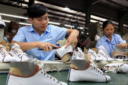 Một nhà máy sản xuất giày dép Việt Nam. Ảnh: TTXVN.