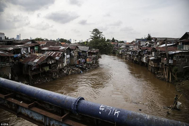 Jakarta đang xây dựng hệ thống vành đai quanh thành phố nhằm tránh nước tấn công. Tuy nhiên, giải pháp này được cho là không hiệu quả vì đất nền vẫn sụt xuống và nước biển thì dâng lên.