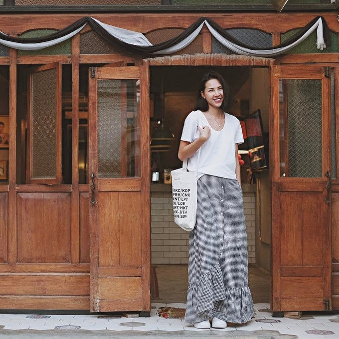 Nếu có lợi thế về chiều cao, bạn hãy thử mix dáng áo thun oversized cùng chân váy ruffle giống Minh Triệu.