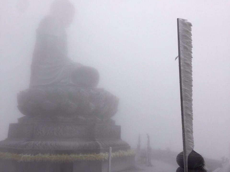 Tượng Phật kỳ ảo trong lớp sương mù. 