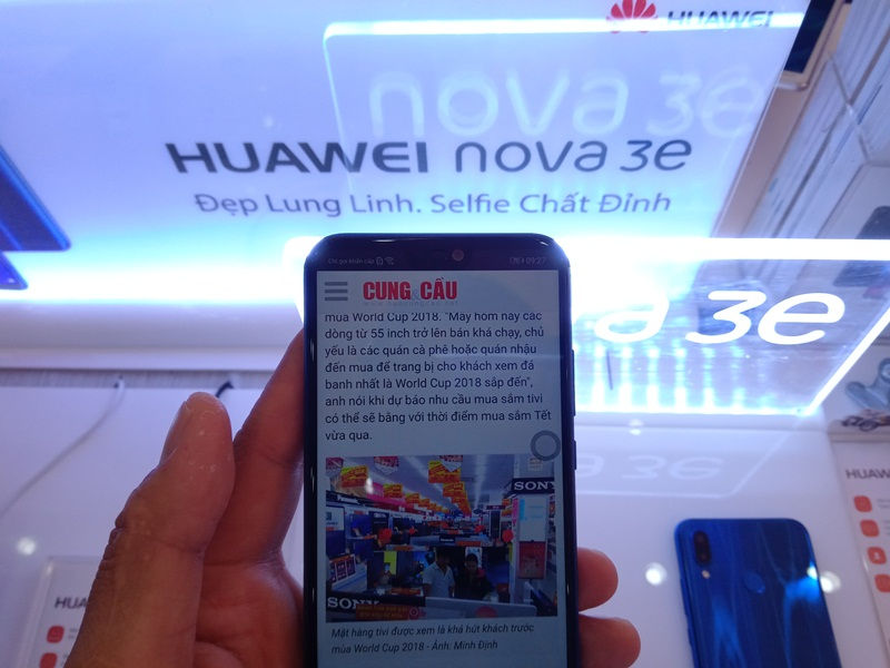 Điện thoại tai thỏ Huawei Nova 3e hiện có giá 7 triệu đồng, rẻ nhất so với các đối thủ từ Oppo, Vivo - Ảnh: Minh Định.