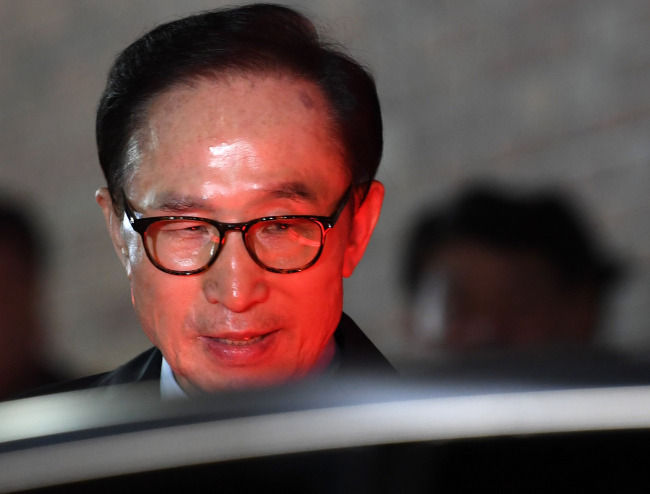 Cựu Tổng thống Hàn Quốc Lee Myung-bak chính thức bị truy tố.