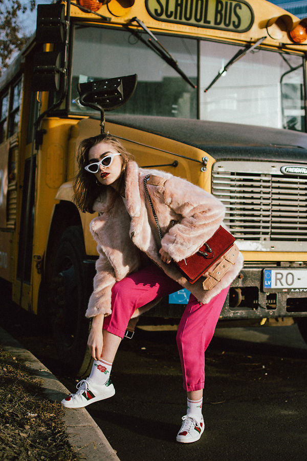 Nàng blogger sử dụng túi đỏ đeo chéo của Gucci để làm điểm nhấn cho nhiều bộ trang phục có gam màu và họa tiết khác nhau. Cô cũng thể hiện sự tinh tế khi tạo nên sự gắn kết mật thiết về tông màu họa tiết cho các món phụ kiện.