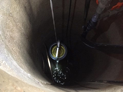 Hàng trăm lít dầu được anh Hải múc lên từ giếng nước của gia đình.