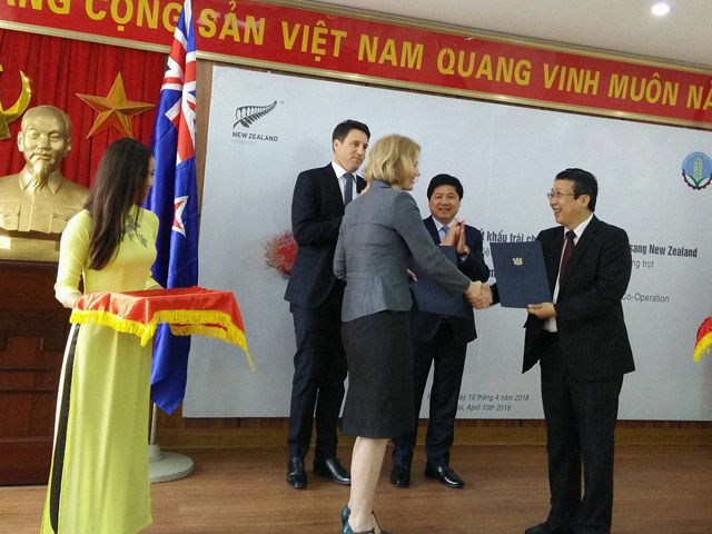 Đại sứ NewZealand tại Việt Nam, bà Wendy Matthews và ông Hoàng Trung - Cục trưởng Cục Bảo vệ thực vật trao biên bản ghi nhớ.