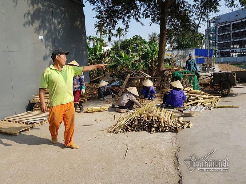 Những người lao động ở đây chỉ biết làm theo yêu cầu mà không hiểu củi than tre nứa để dùng làm gì.