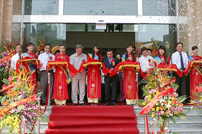   Chợ Hàng Da - một công trình kỷ niệm 1000 Thăng Long - Hà Nội ghi dấu ấn PVC. (Ảnh: PVC)  