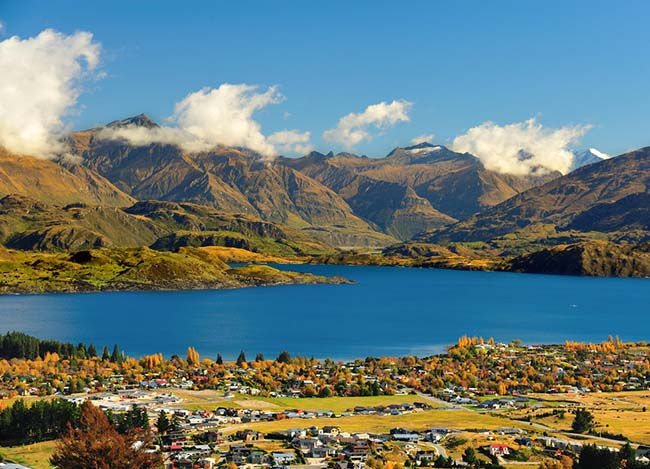 9. Wanaka, New Zealand. Dân số: 6.471 người. Wanaka là một thung lũng nhỏ nhắn nằm giữa những ngọn núi hùng vĩ. Tại đây, du khách có thể dùng bữa ngoài trời cạnh con sông, hoặc nếu thích hãy leo lên thác nước cao nhất thế giới ngay trước mặt.