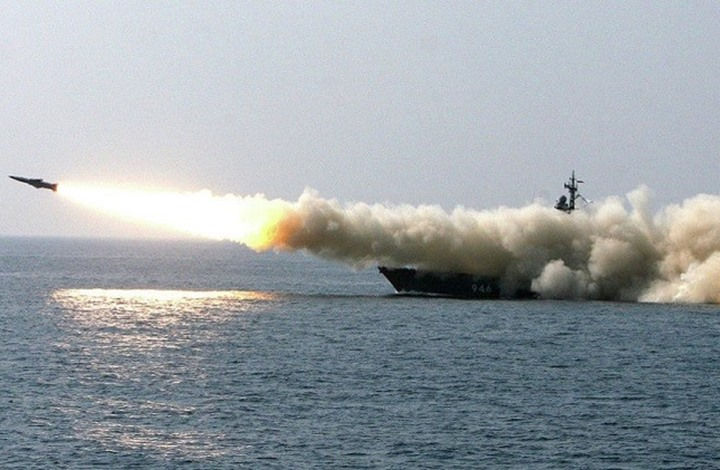 Chiến hạm siêu tốc lớp Bora đang phóng tên lửa Moskit.