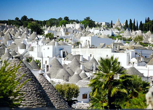 10.Alberobello, Ý. Dân số: 11.000 người. Những ngôi nhà hình nón làm bằng đá vôi trắng, đã được UNESCO công nhận là di sản văn hóa thế giới.