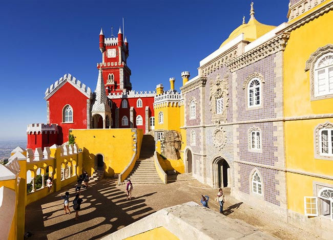   13. Sintra, Bồ Đào Nha, dân số: 30.000 người. Khu nghỉ mát bên sườn đồi đẹp đẽ này đã từng cung cấp nơi ẩn náu cho hoàng gia Bồ Đào Nha. Nơi đây vẫn còn giữ được những nét kiến trúc tuyệt đẹp ngày trước.  
