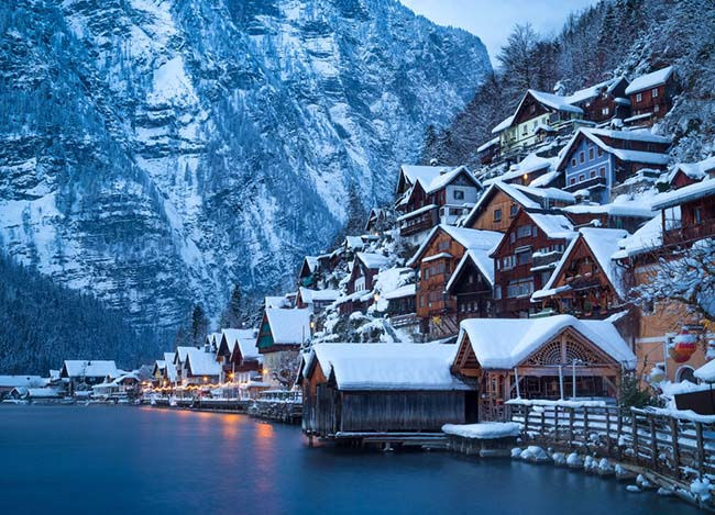 14.Hallstatt, Áo.  Dân số: 860 người. Để đến Hallstatt không hề dễ dàng gì, nhưng nếu quyết định đến đây chắc chắn vẻ đẹp của nó sẽ khiến du khách không thể nào quên được.