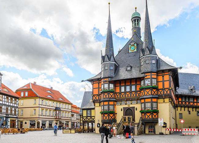 16.Wernigerode, Đức. Dân số: 35.000 người. Wernigerode có nhiều lâu đài cùng nhiều tuyến đường sắt hơi nước. Nơi này chính là quê hương của anh em nhà Grimm trong cuốn “truyện cổ Grimm” nổi tiếng.