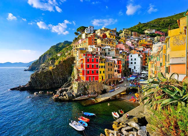 17.Riomaggiore ở Cinque Terre, Ý.  Dân số: 1.500 người. Một nơi hoàn hảo để du khách ngắm màu nước biển sapphire, những ngôi nhà rực rỡ sắc đỏ, vàng, hồng vào lúc hoàng hôn.