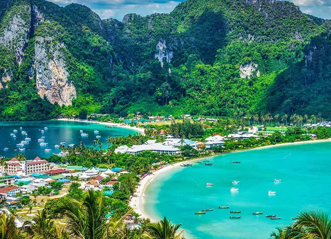 1.Ko Phi Phi, Thái Lan. Dân số: 2.500 người. Chắc chắn những bãi cát màu nâu nhạt, xanh ngọc lam của nước biển và những vách đá vôi đá vôi cao chót vót sẽ là điểm dừng chân lý tưởng cho du khách vào mùa hè này.