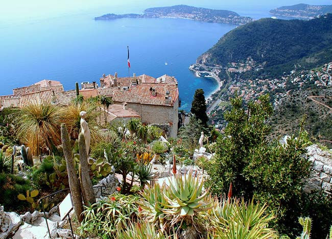 19.Eze, Pháp. Dân số: 3.000 người. Nằm trên bờ biển giữa Nice và Monaco, một ngôi làng thời Trung cổ đầy kiêu sa nằm trên đỉnh một ngọn núi cao 426 mét. Các cung đường uốn khúc quanh co đầy những bức tượng lịch sử từ những năm 1700, và những cửa hiệu trang trí hoa rực rỡ.