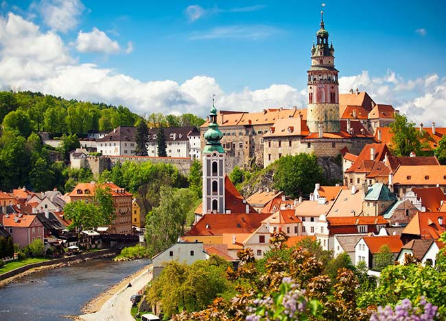 2. Český Krumlov, Cộng hòa Séc. Dân số: 14.146 người. Đây là một thị trấn mái với mái vòm nhỏ phủ đầy thảm cỏ xanh, những con hẻm được lát bằng đá cuội và nhiều tòa nhà được phủ sơn lót màu vàng nhạt, xanh lá cây, hồng.