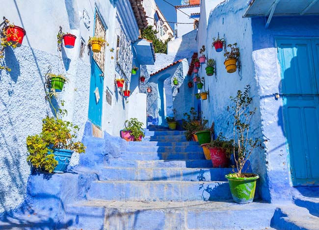 3. Chefchaouen, Ma-rốc. Dân số: 42.786 người. Du khách đến đây sẽ cảm nhận được không khí dễ chịu, thư giản trong màu xanh dịu nhẹ trải khắp mọi nơi.