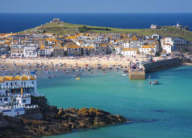 5. St. Ives, Cornwall, Vương quốc Anh. Dân số: 11.000 người. Bốn bãi biển cát vàng bao quanh ngôi làng này, cùng với màu xanh ngọc lam tuyệt đẹp của nước biển, đã thu hút rất nhiều khách du lịch tới ghé thăm. Nơi đây có rất nhiều xưởng vẽ của nhiều họa sĩ nổi tiếng, một nơi luôn tràn ngập niềm cảm hứng cho mọi người.
