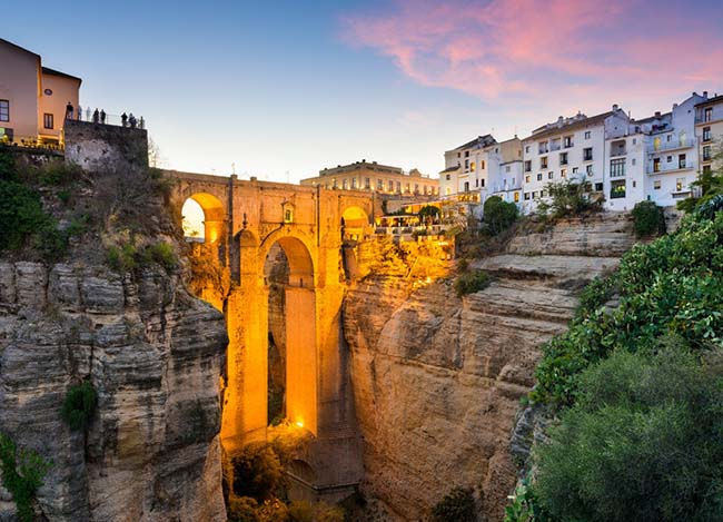 6.Ronda, Tây Ban Nha. Dân số: 34.000 người. Một pháo đài nằm giữa 2 vách núi hùng dũng, từng là thánh địa chinh chiến máu lửa của thương gia và bọn cướp.