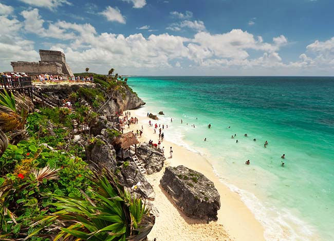 7.Tulum, Mexico. Dân số: 18.233 người. Thật khó để quyết định đâu là điểm hấp dẫn nhất ở đây. Những cồn cát mềm mại, uốn lượn, nước biển mát rượi, xanh ngắt, khách sạn thân thiện, ẩm thực đầy mê hoặc...Không nơi nào ở Mexico có thể quyến rũ hơn nơi này.