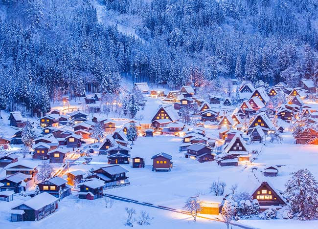 8.Làng Shirakawago, Nhật Bản. Dân số: 1.734 người. Vào mùa đông, ngôi làng trên núi này dường như bị cô lập, phủ đầy tuyết trắng. Nhìn từ xa, làng Shirakawago trông giống như một ngôi nhà bánh gừng xinh đẹp, hấp dẫn.