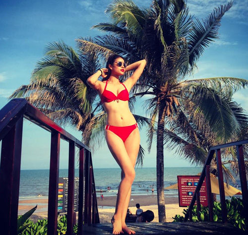 Chưa tới hè, Phạm Hương đã mặc bikini 'nóng rẫy' đốt mọi ánh nhìn