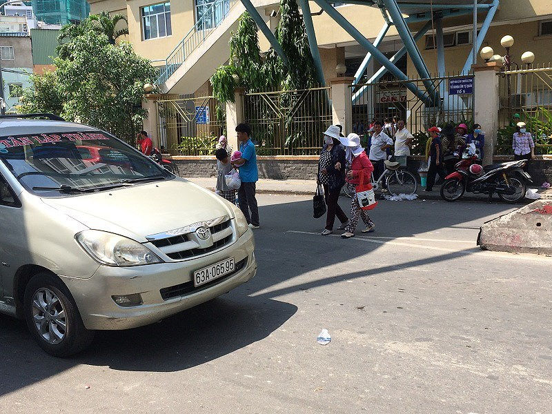 Cầu vượt ngay phía trên nhưng chẳng mấy ai thèm đi.