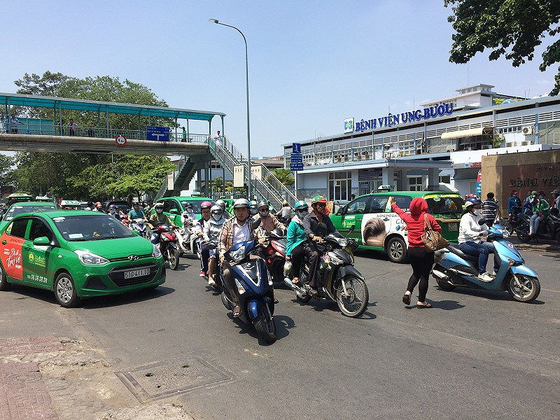 Tương tự, cầu vượt trên đường Nơ Trang Long trước cổng BV Ung Bướu, quận Bình Thạnh, cũng chẳng có mấy người đi. Phía trên cầu thi thoảng vài người nhưng bên dưới hàng trăm người cứ thay nhau băng qua đường, mặc cho phương tiện tránh né, bóp còi inh ỏi. Biển báo đặt ngay chân cầu yêu cầu sử dụng cầu bộ hành nhưng dường như chẳng ai để ý.