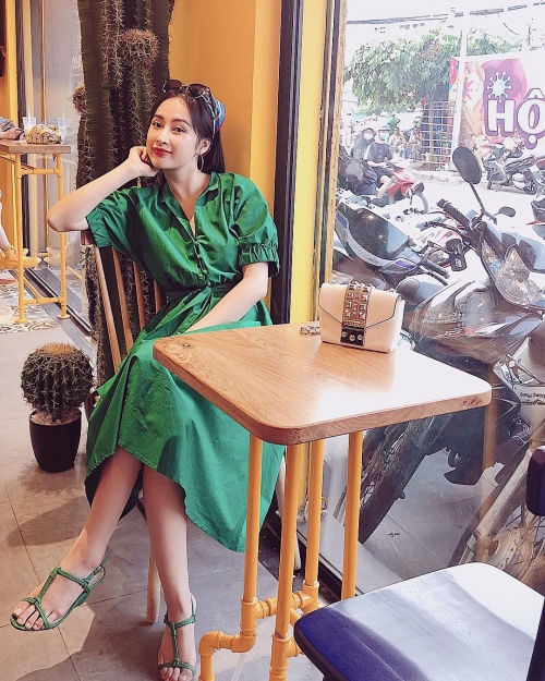 Nếu không thích trang phục quá vintage, nàng có thể học theo Angela Phương Trinh chọn chiếc váy có gam màu xanh quân đội cùng chi tiết tay áo bồng nhún bo thun khá mới mẻ.