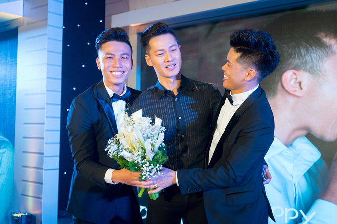 Ca sĩ Đức Tuấn (giữa) từng có nhiều dịp cộng tác với John Huy Trần. Anh từng mời biên đạo Việt kiều tham gia liveshowcủa anh hồi năm 2014. 