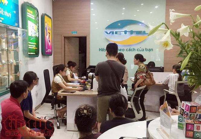 Tại một của hàng của nhà mạng,  dù đến hơn 20 giờ nhưng tại điểm giao dịch trên đường Minh Khai còn rất đông thuê bao đến bổ sung thông tin.