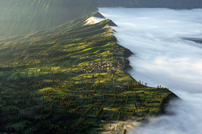 Cemoro Lawang, Indonesia: Ngôi làng nằm trên đỉnh núi Bromo, với phong cảnh tuyệt đẹp khiến du khách mê mẩn. Các hoạt động du lịch phổ biến ở đây là đi bộ khám phá, ngắm cảnh và trải nghiệm văn hóa của người dân địa phương.