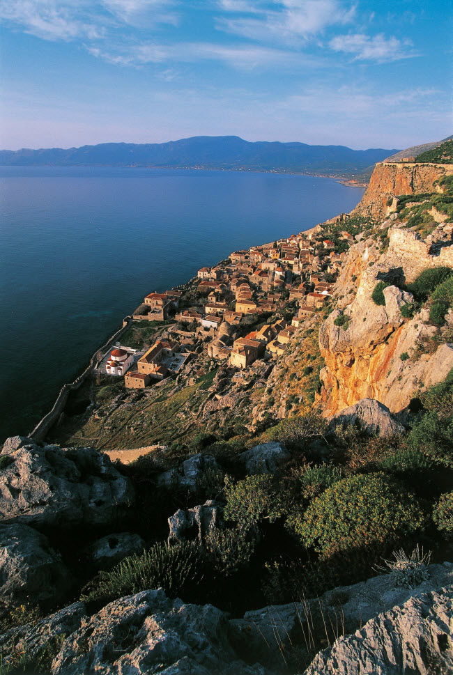 Monemvasia, Hi Lạp: Ngôi làng nằm dưới vách đá dựng đứng trên một hòn đảo nhỏ được tách khỏi đất liền trong trận động đất vào năm 375 sau công nguyên.