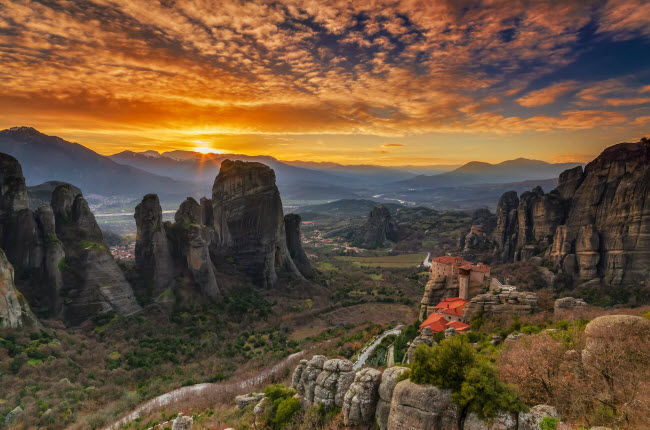 Meteora, Hi Lạp: Tổ hợp tu viện Meteora là một trong những công trình kiến trúc độc đáo nhất thế giới, được xây dựng trên các cấu trúc sa thạch cao 400m. Quần thể này đã được UNESCO công nhận là di sản thế giới.