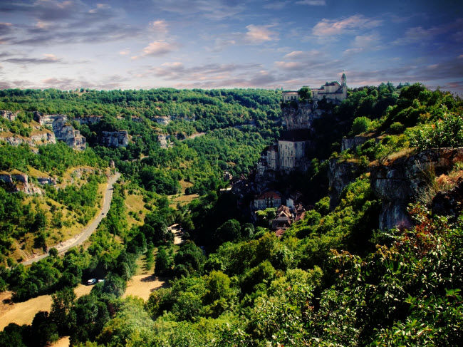 Rocamadour, Pháp: Ngôi làng cổ Rocamadour được xây dựng trên vách núi ở vùng Occitanie, miền tây nam Pháp. Nơi đây thu hút du khách nhờ các công trình kiến trúc cổ kính và phong cảnh đẹp.