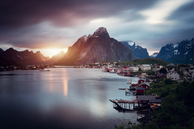 Reine, Na Uy: Quần đaotr Lofoten có nhiều làng chài đẹp như tranh vẽ được bao quanh bởi những ngón núi hùng vĩ và Reine là một trong số đó.