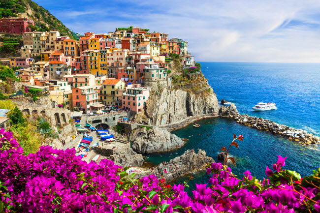 Manarola, Italia: Thị trấn này nổi tiếng với các ngôi nhà đủ màu sắc rực rỡ long lanh được xây dựng sát vào các vách núi đá dọc theo bờ biển Địa Trung Hải. Tới đây, du khách có thể thưởng thức đặc sản rượu tự chế ngon tuyệt vời.