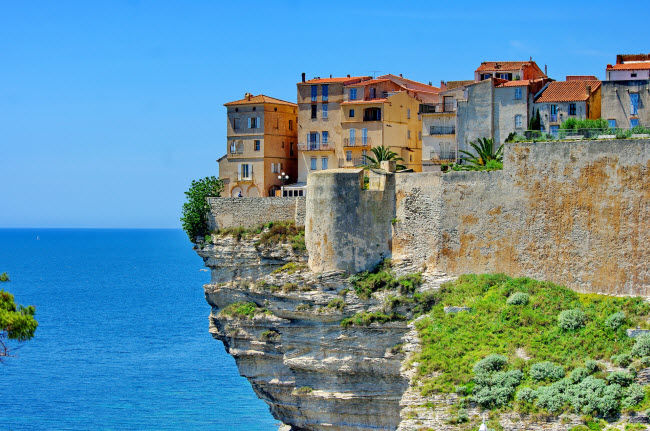 Bonifacio, Pháp: Ngôi làng Bonifacio xinh đẹp nằm ở phía nam đảo Corsica. Các ngôi nhà nằm ngay sát các mép đá vôi dựng đứng, khiến du khách vô cùng ấn tượng.