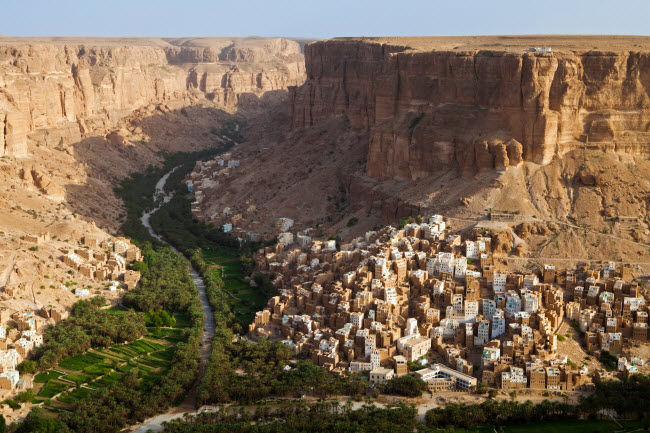 Wadi Dawan, Yemen: Điểm hấp dẫn của ngôi làng này là các ngôi nhà được xây dựng bằng bùn dưới hẻm núi có phong cảnh tuyệt đẹp.