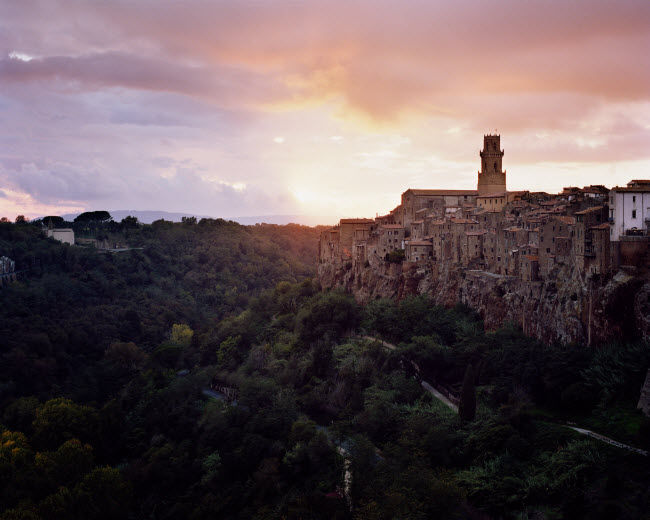 Pitigliano, Italia: Ngôi làng bao gồm những ngôi nhà từ thời Trung cổ được xây trên rìa đỉnh núi đá vôi. Cạnh ngôi làng là các ngôi mộ trong hang của người Etrusca.