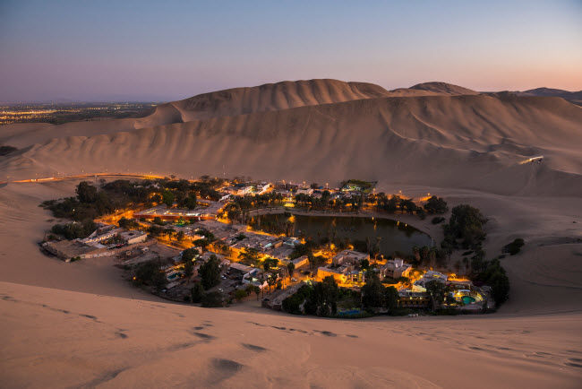 Huacachina, Peru: Ngôi làng Huacachina được xây dựng xung quanh một hồ nước tự nhiên nhỏ trong sa mạc Peruvian. Nó còn được gọi với tên khác là 