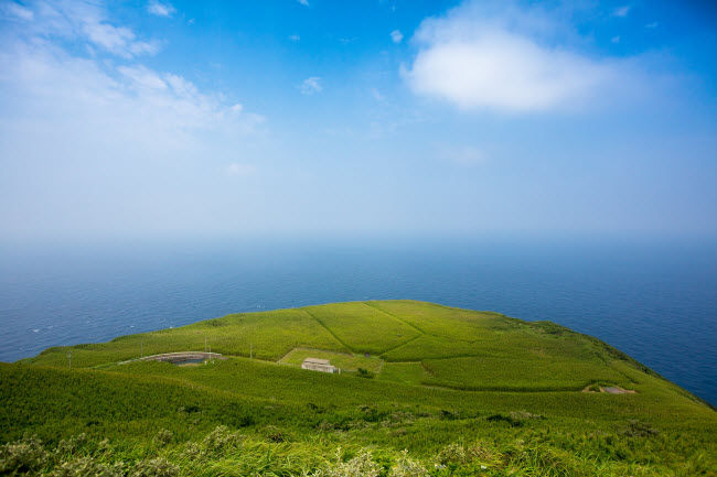 Aogashima, Nhật Bản: Hòn đảo là nơi sinh sống của khoảng 200 cư dân và họ canh tác ngay trên miệng núi lửa vì đất đai màu mỡ. Nơi gây ấn tượng với phong cảnh đẹp, nhưng có lẽ chỉ dành cho du khách gan dạ vì núi lửa ở đây có thể hoạt động trở lại bất kỳ lúc nào.