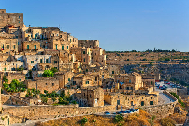 Matera, Italia: Cách đây 50 năm, Matera là một trong những thị trấn nghèo nhất ở Tây Âu, với khoảng 20.000 người sống trong hang động. Khu vực này bị giải tỏa vào những năm 1960 và hiện khoảng 2.000 cư dân đã trở lại và xây dựng quán cà phê, nhà hàng, khách sạn để phục vụ nhu cầu của khách tham quan.