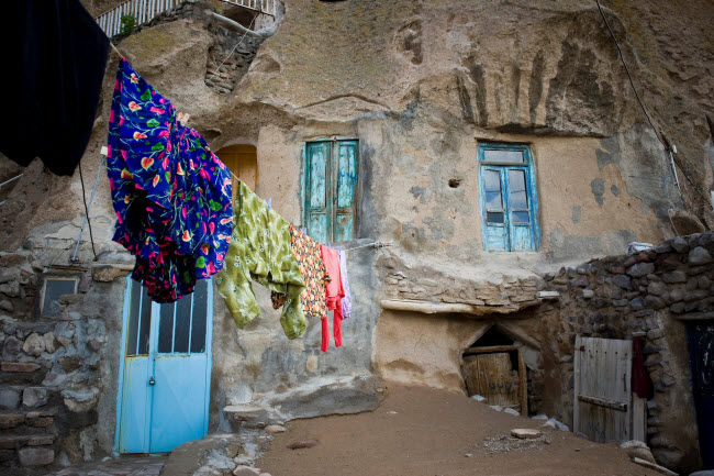 Kandovan, Iran: Người dân tại ngôi làng Kandovan sống trong các hang động. Cửa hàng, nhà kho và khách sạn ở đây cũng được vào trong vách đá với niên đại cách đây khoảng 700 năm.