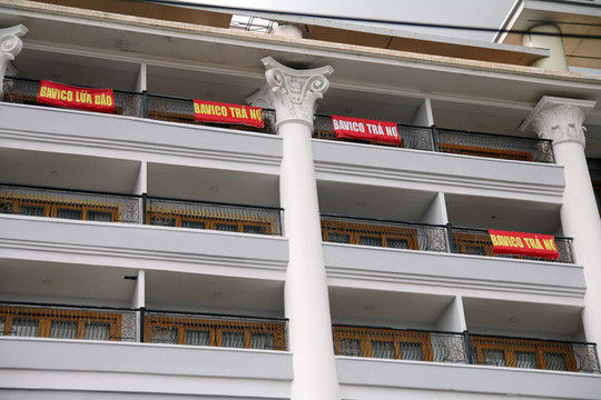 Băng rôn treo tại Khách sạn Bavico Đà Lạt trước khi tiếp quản.